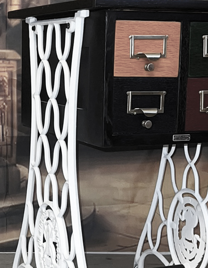 Nähmaschinen Nachttisch Creathings Daniel C. Holzer Upcycling Reinach Rheinfelden